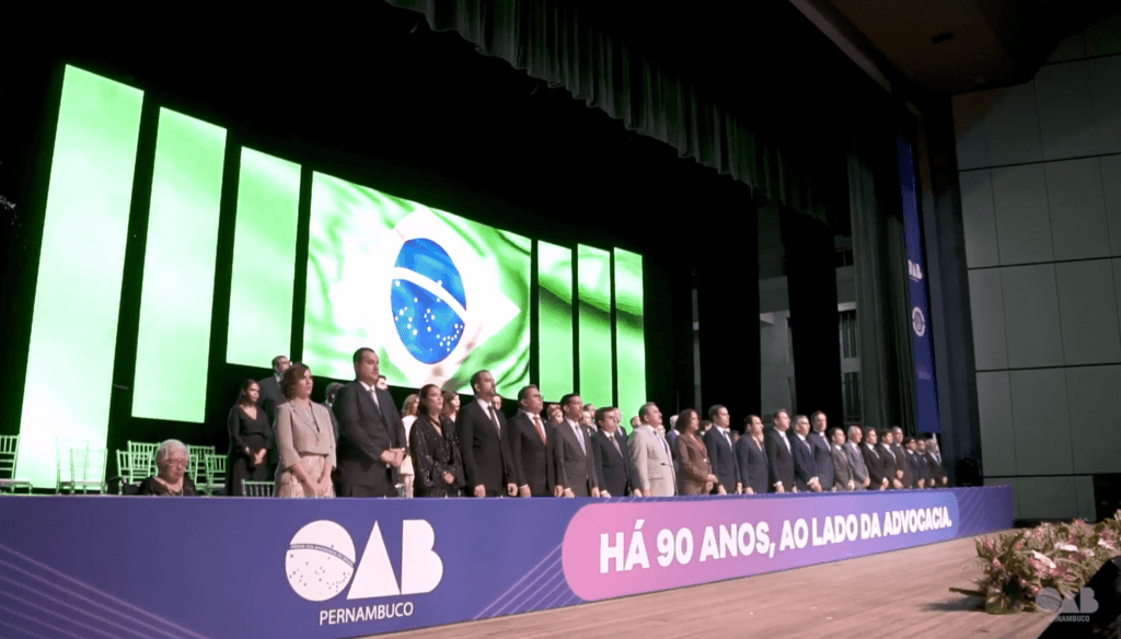 Participantes da cerimônia de Posse no palco.