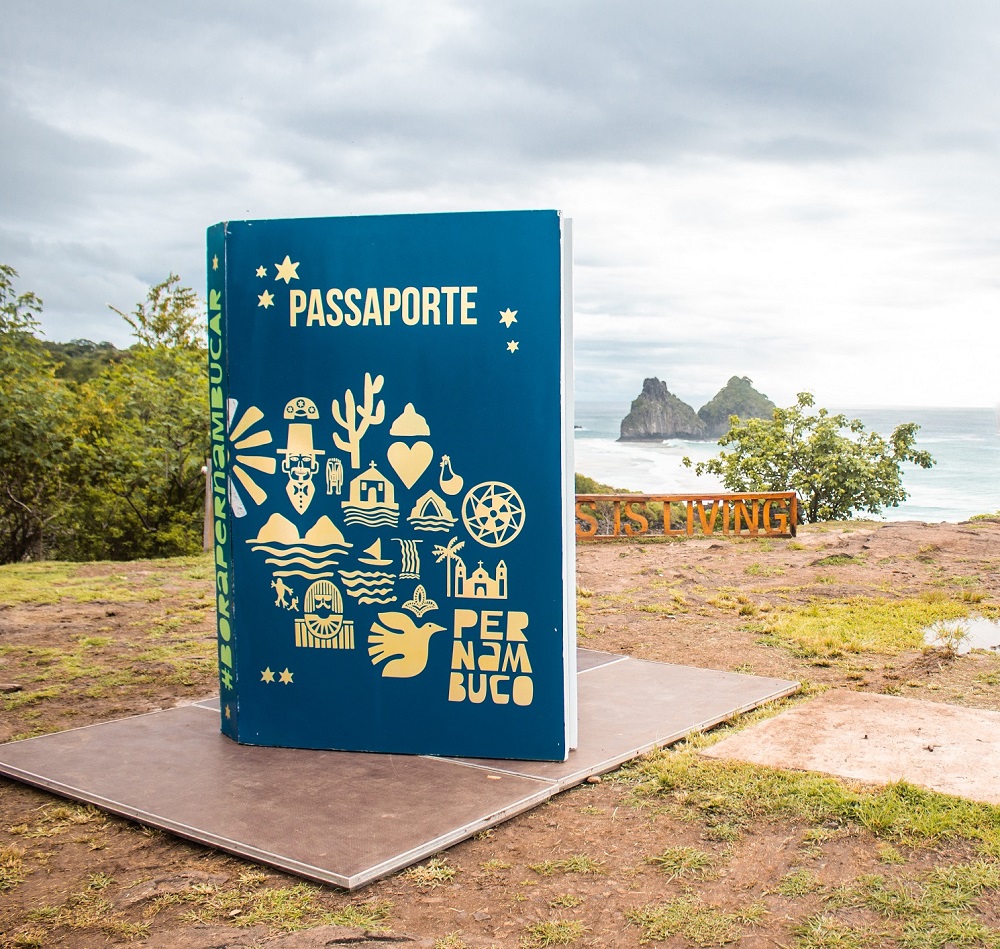 Passaporte gigante em Fernando de Noronha.