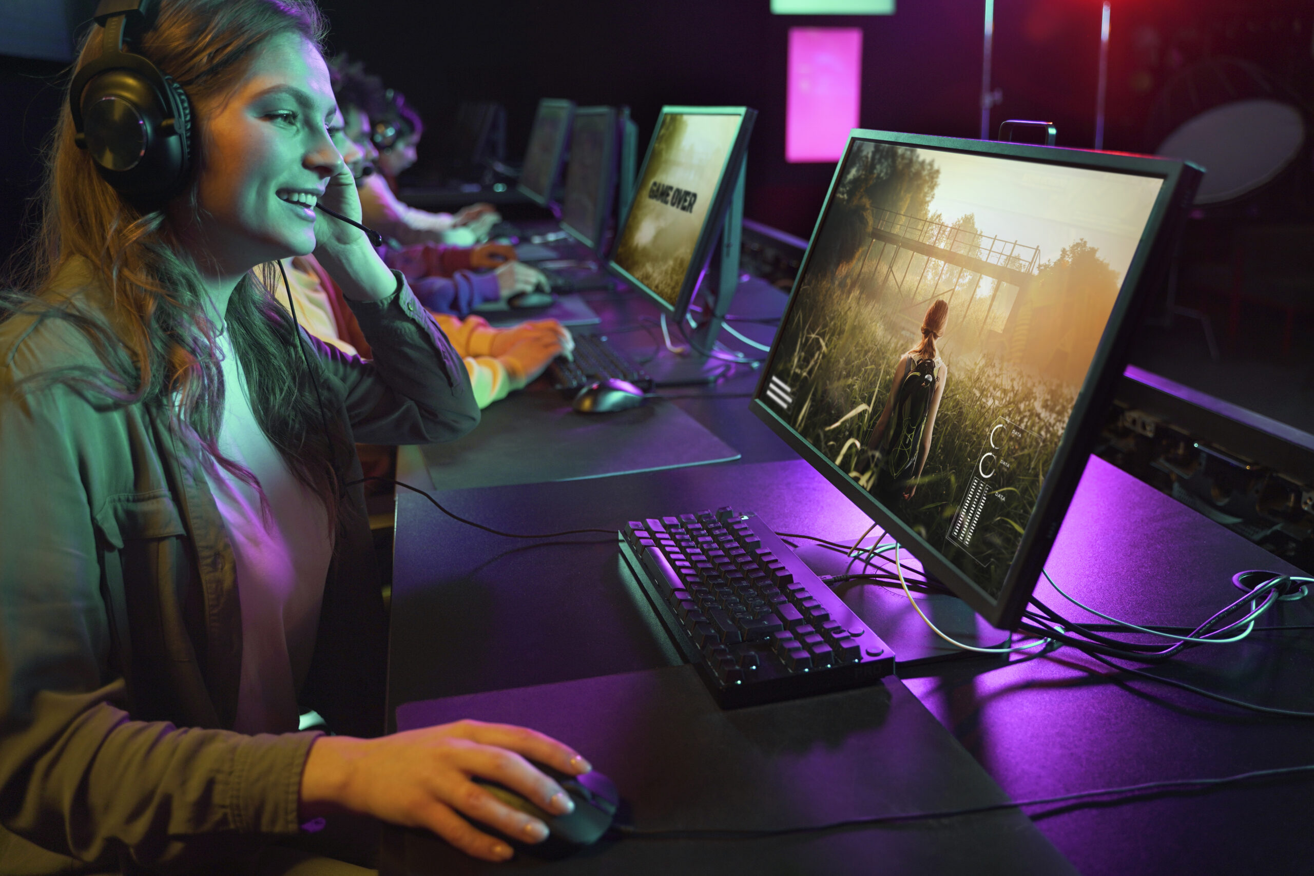 Usuário gamer assistindo a série The Last of Us.
